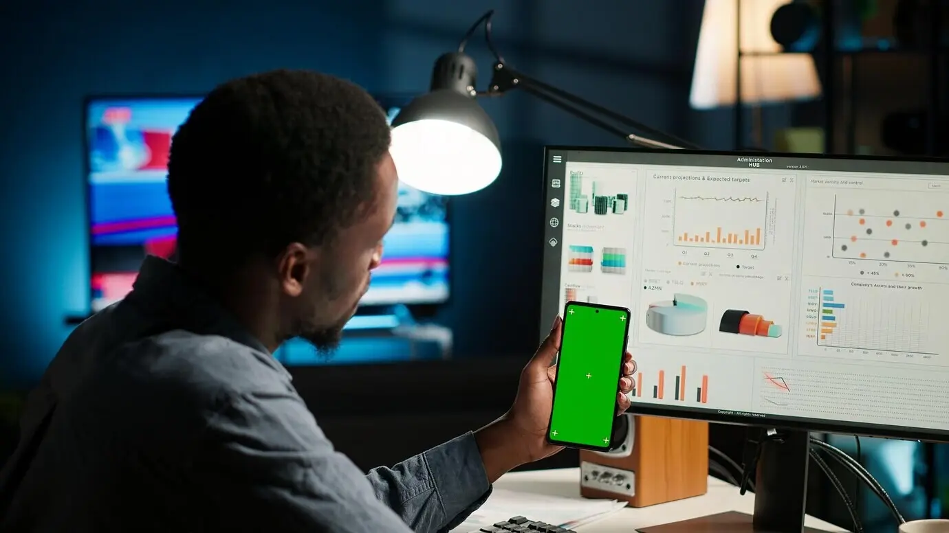 Финансовый менеджер выполняет бухгалтерскую работу на ПК с хромакейным экраном.