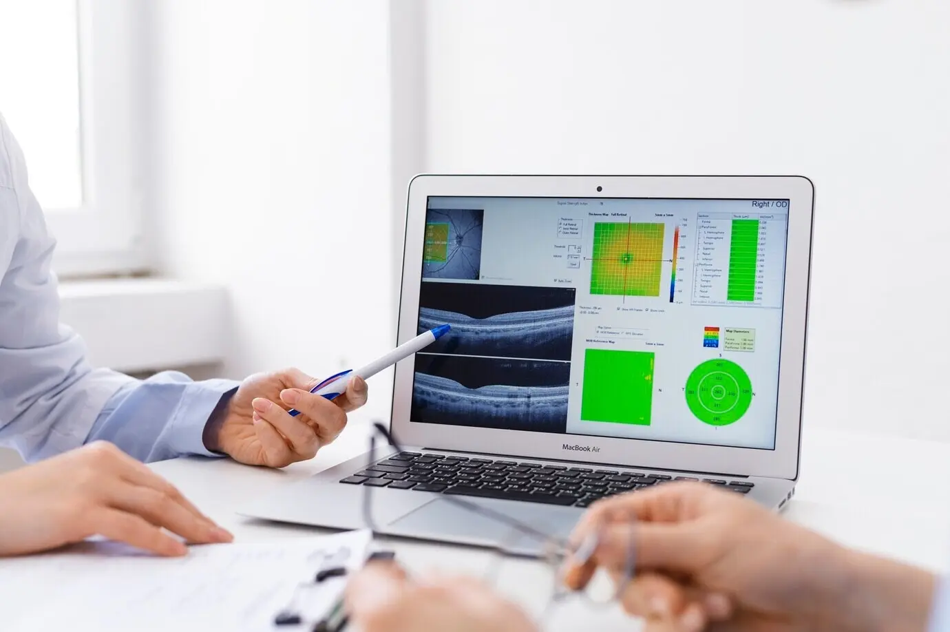 Врач проверяет зрение пациента.