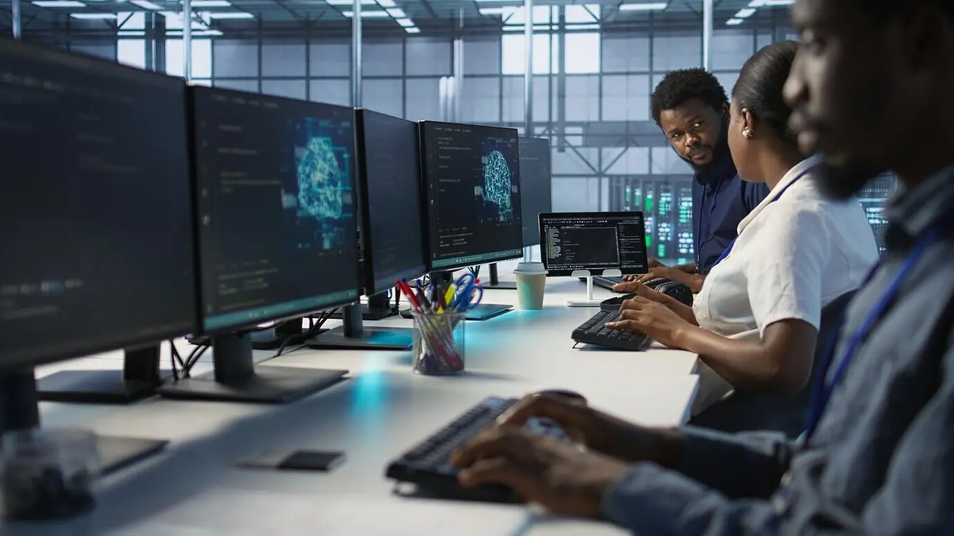 Команда специалистов по компьютерным наукам серверного хаба общается.