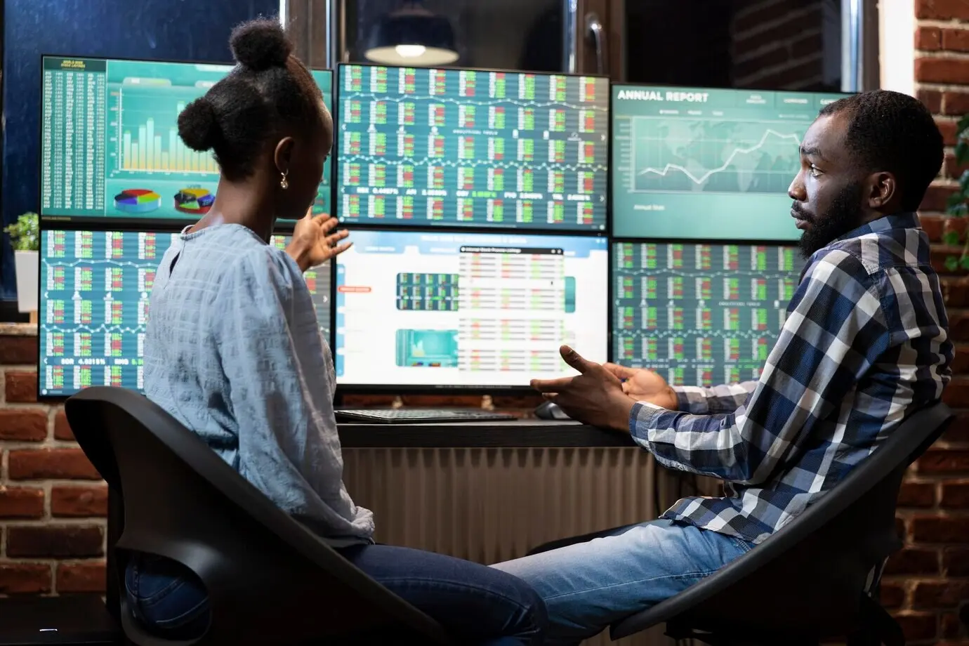 Мужчина и женщина анализируют тенденции акций.